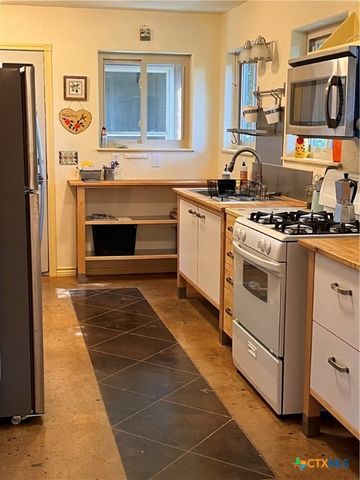 121 Butler Lane, Martindale, TX 78655