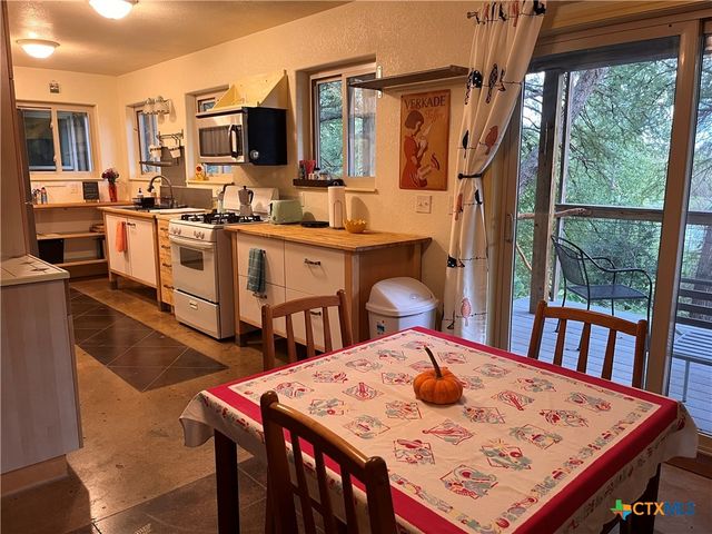 121 Butler Lane, Martindale, TX 78655