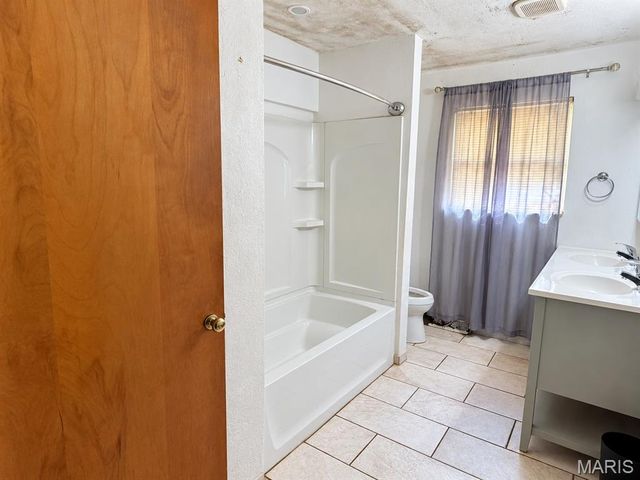 208 Hollandia Drive, Fairview Heights, IL 62208