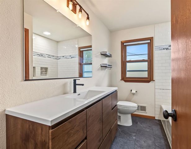 609 E Tyler Avenue, Eau Claire, WI 54701