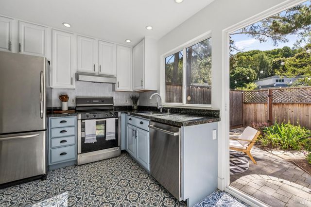 3 Aries Ln, Novato, CA 94947