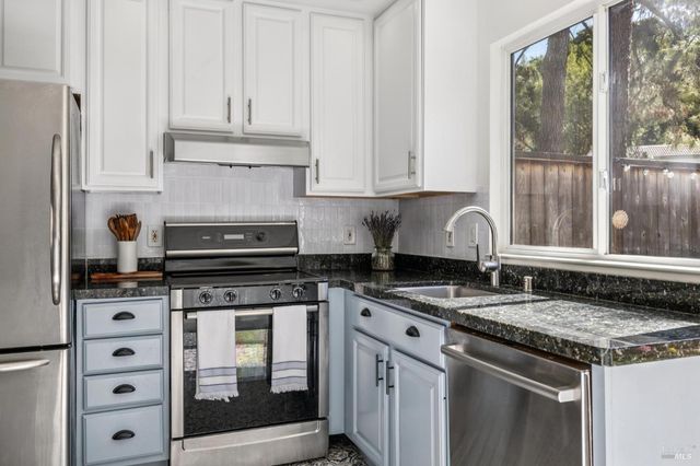 3 Aries Ln, Novato, CA 94947
