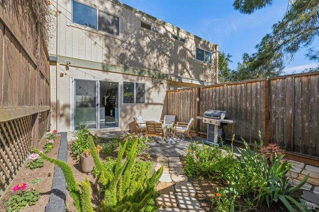 3 Aries Ln, Novato, CA 94947