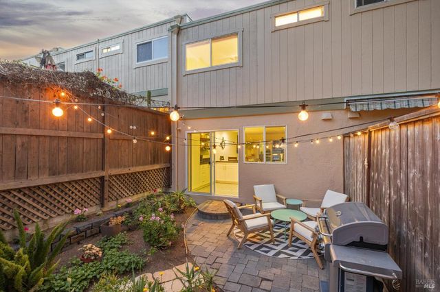 3 Aries Ln, Novato, CA 94947