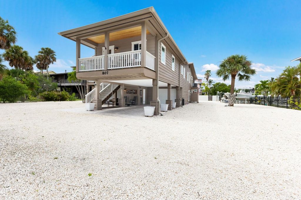 Image 8 of property listing at 807 S BAY BOULEVARD, Anna Maria, FL 34216