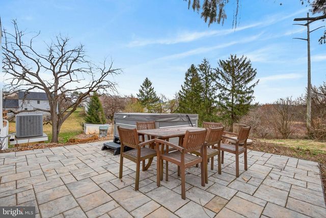 90 MANOR RD, Red Lion, PA 17356