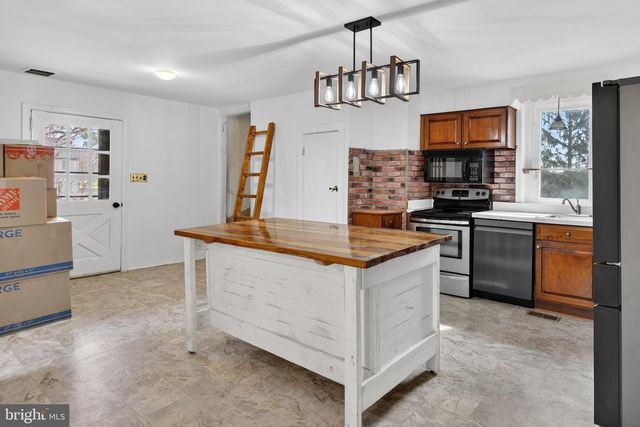 90 MANOR RD, Red Lion, PA 17356