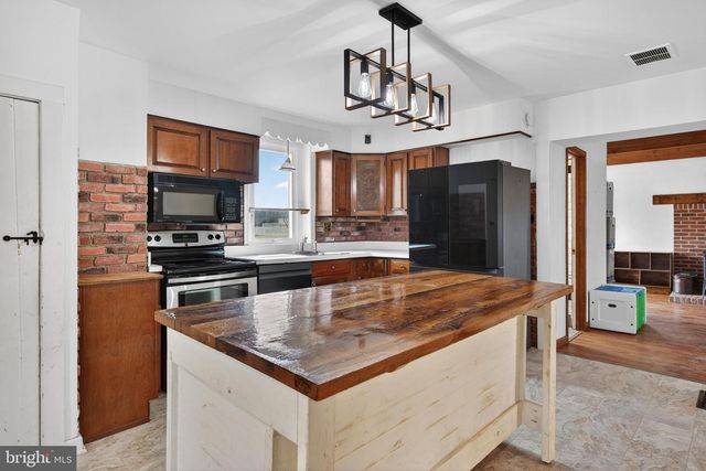 90 MANOR RD, Red Lion, PA 17356