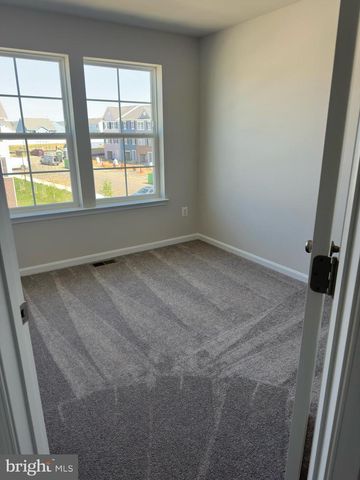 19 WINTERPLACE DR, Charles Town, WV 25414