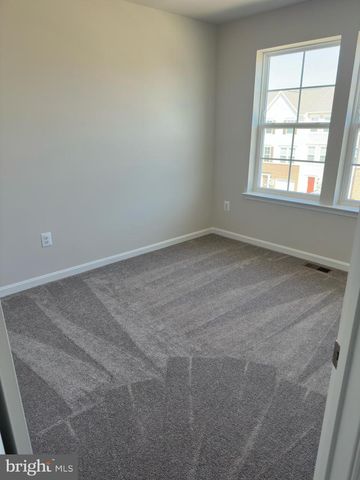 19 WINTERPLACE DR, Charles Town, WV 25414
