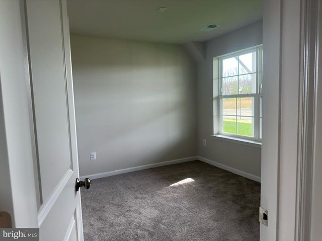 19 WINTERPLACE DR, Charles Town, WV 25414