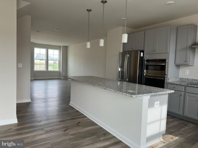 19 WINTERPLACE DR, Charles Town, WV 25414