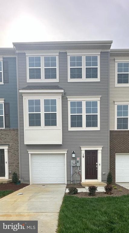 19 WINTERPLACE DR, Charles Town, WV 25414