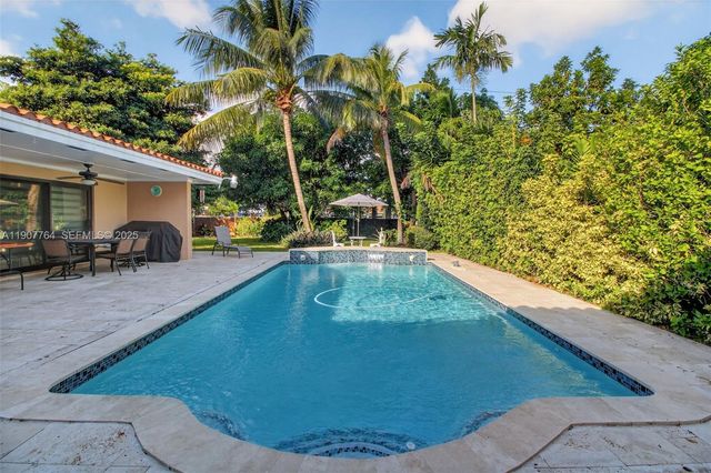 15010 Dunbarton Place, Miami Lakes, FL 33016