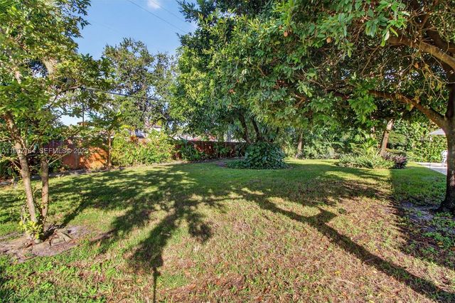 15010 Dunbarton Place, Miami Lakes, FL 33016