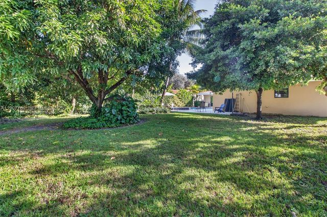 15010 Dunbarton Place, Miami Lakes, FL 33016