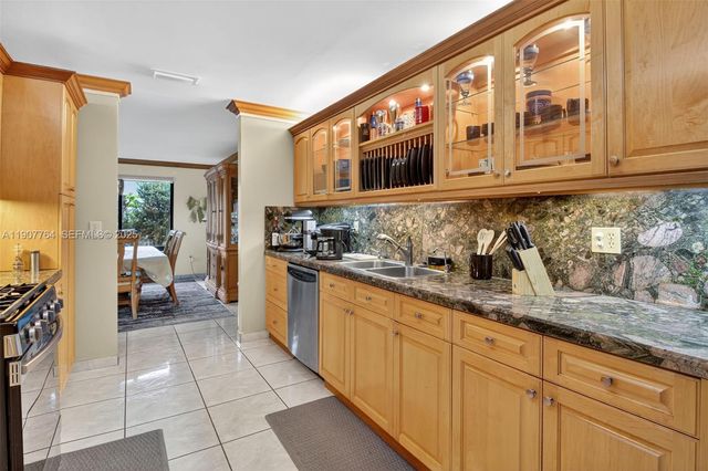 15010 Dunbarton Place, Miami Lakes, FL 33016