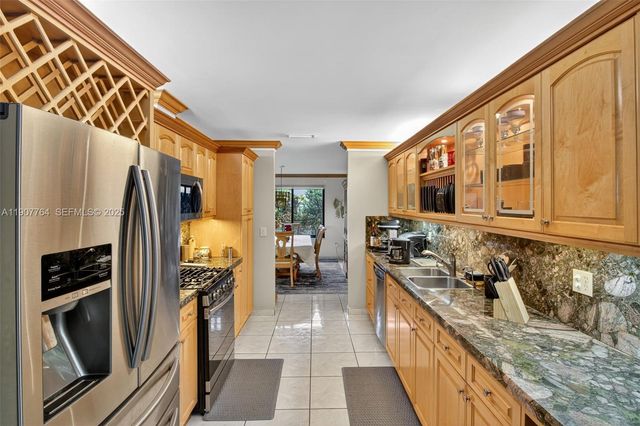 15010 Dunbarton Place, Miami Lakes, FL 33016
