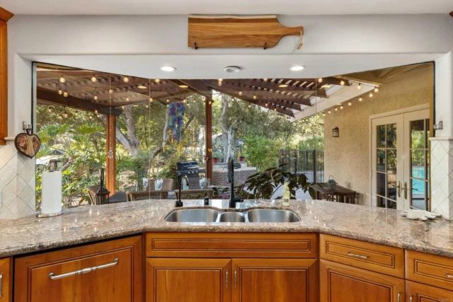 1285 Hidden Oaks Trail, Vista, CA 92084