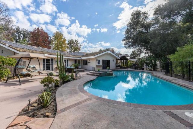 1285 Hidden Oaks Trail, Vista, CA 92084