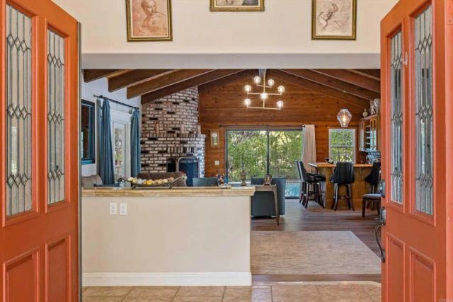 1285 Hidden Oaks Trail, Vista, CA 92084