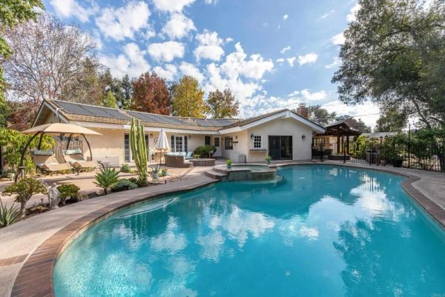 1285 Hidden Oaks Trail, Vista, CA 92084