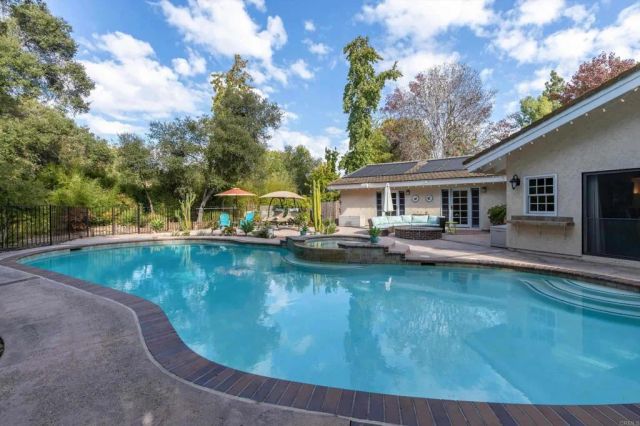 1285 Hidden Oaks Trail, Vista, CA 92084