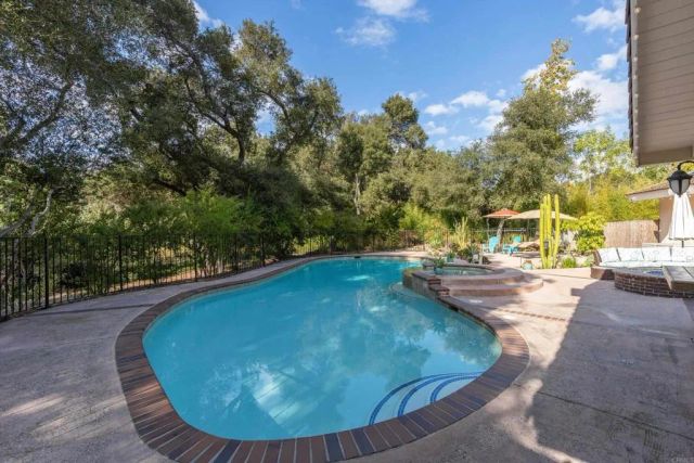 1285 Hidden Oaks Trail, Vista, CA 92084