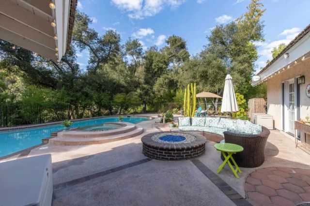 1285 Hidden Oaks Trail, Vista, CA 92084