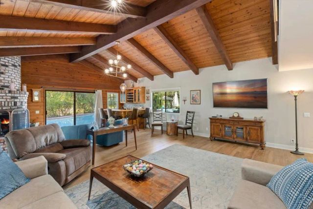 1285 Hidden Oaks Trail, Vista, CA 92084