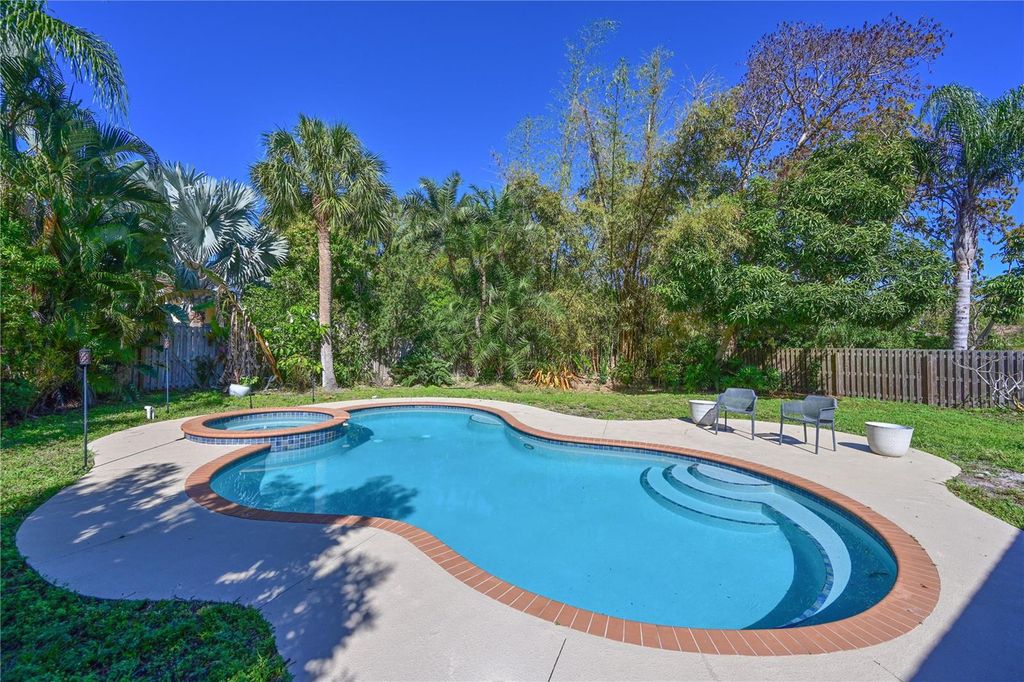 Image 20 of property listing at 1106 87TH STREET NW, Bradenton, FL 34209