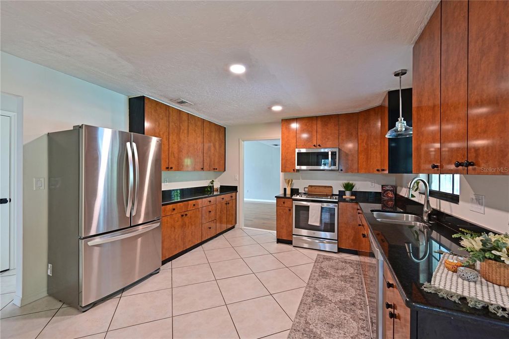 Image 7 of property listing at 1106 87TH STREET NW, Bradenton, FL 34209