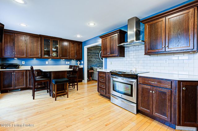 6801 Fordham Ln, Louisville, KY 40291