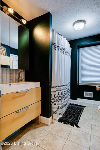 6801 Fordham Ln, Louisville, KY 40291