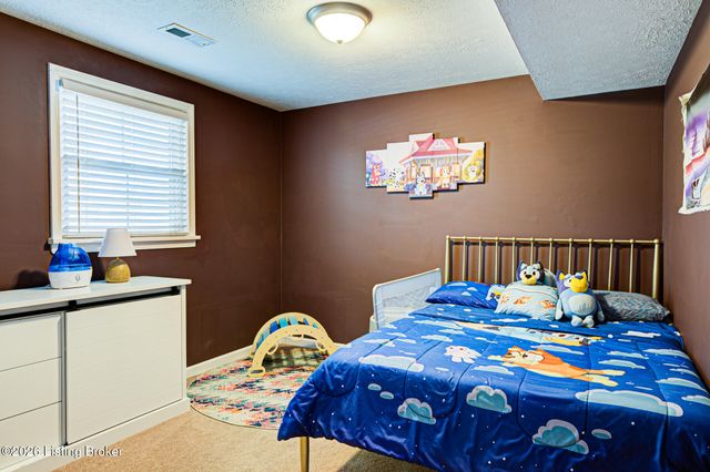 6801 Fordham Ln, Louisville, KY 40291