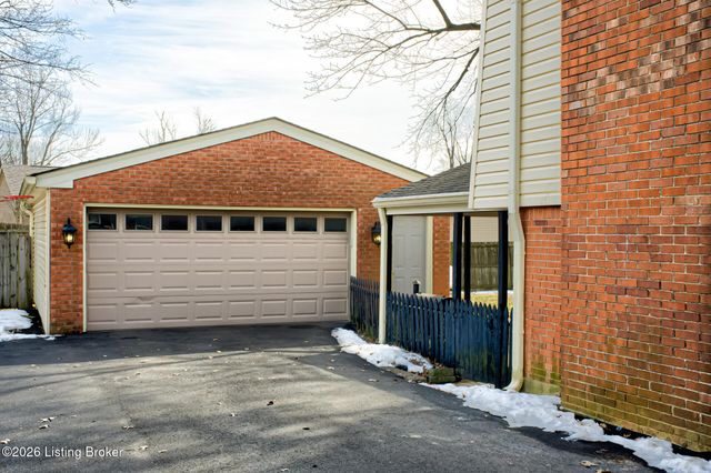 6801 Fordham Ln, Louisville, KY 40291