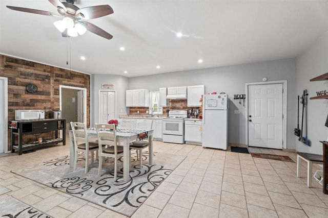 95 Sunrise Loop, Huntsville, TX 77320