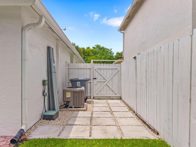 6196 Azalea Circle, West Palm Beach, FL 33415