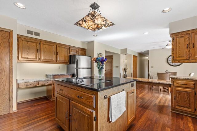N8W27287 Woodridge LANE, Waukesha, WI 53188