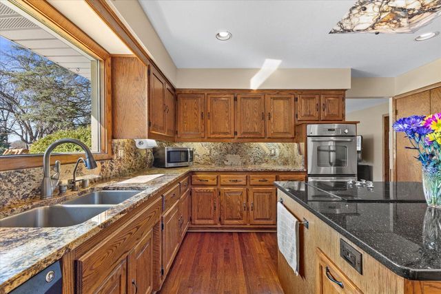 N8W27287 Woodridge LANE, Waukesha, WI 53188