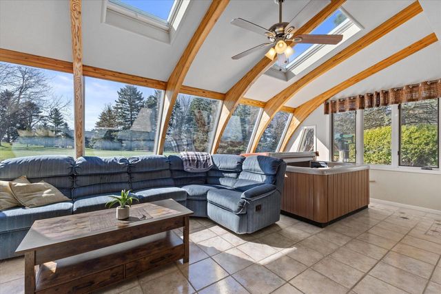 N8W27287 Woodridge LANE, Waukesha, WI 53188