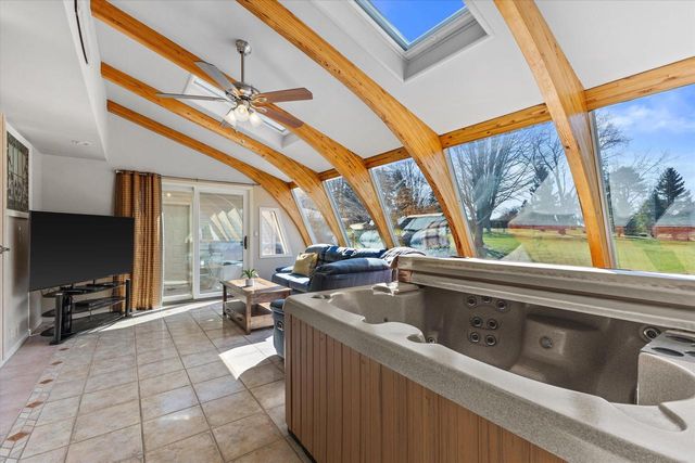 N8W27287 Woodridge LANE, Waukesha, WI 53188