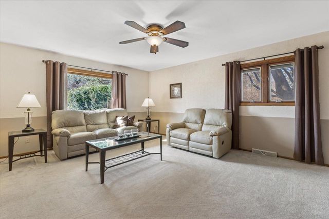 N8W27287 Woodridge LANE, Waukesha, WI 53188