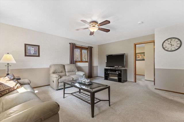 N8W27287 Woodridge LANE, Waukesha, WI 53188