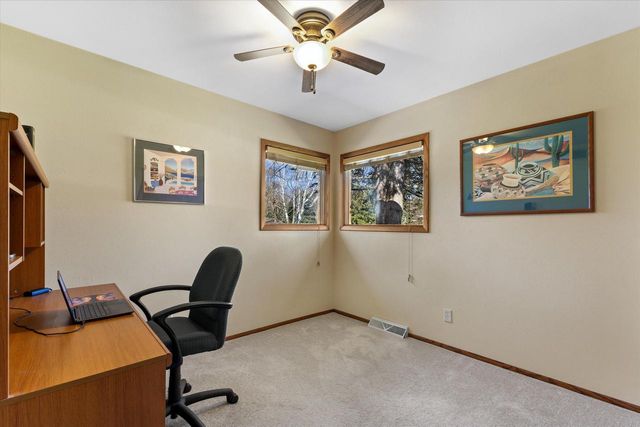 N8W27287 Woodridge LANE, Waukesha, WI 53188