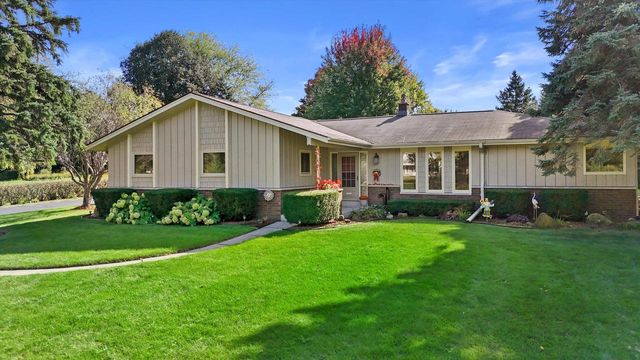N8W27287 Woodridge LANE, Waukesha, WI 53188