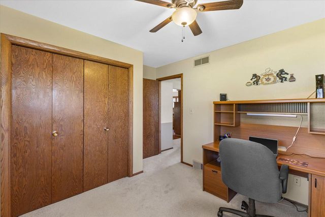 N8W27287 Woodridge LANE, Waukesha, WI 53188