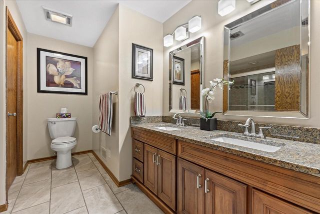N8W27287 Woodridge LANE, Waukesha, WI 53188