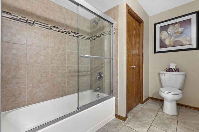 N8W27287 Woodridge LANE, Waukesha, WI 53188