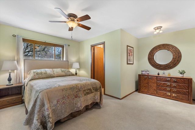 N8W27287 Woodridge LANE, Waukesha, WI 53188